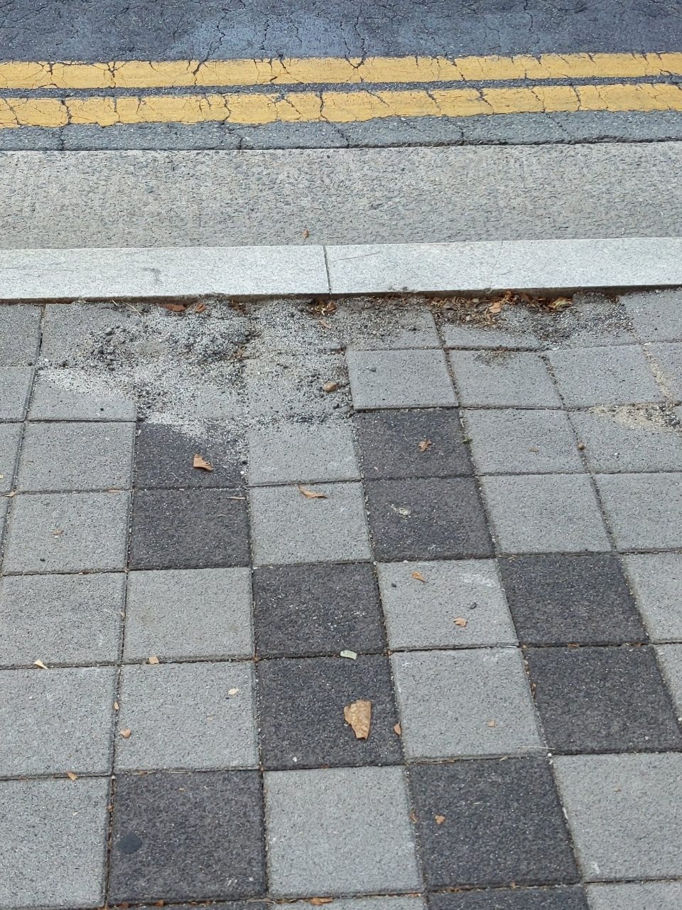 보도블록 구조물 파손
