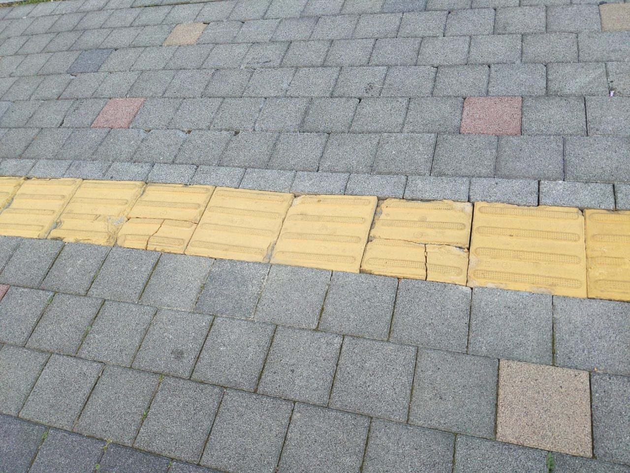보도블록 구조물 파손