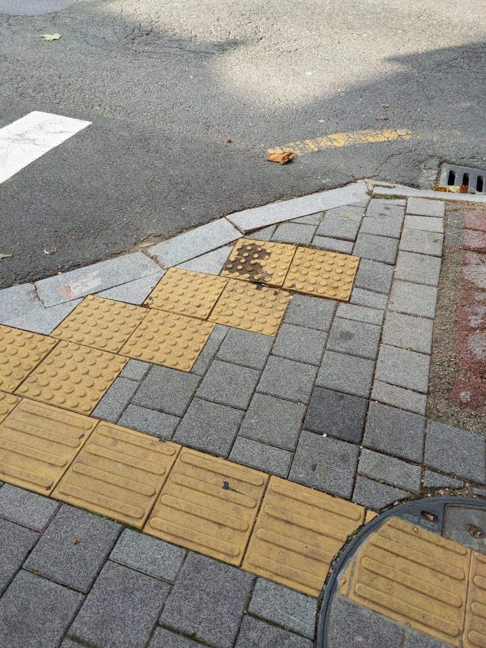 보도블록 구조물 파손