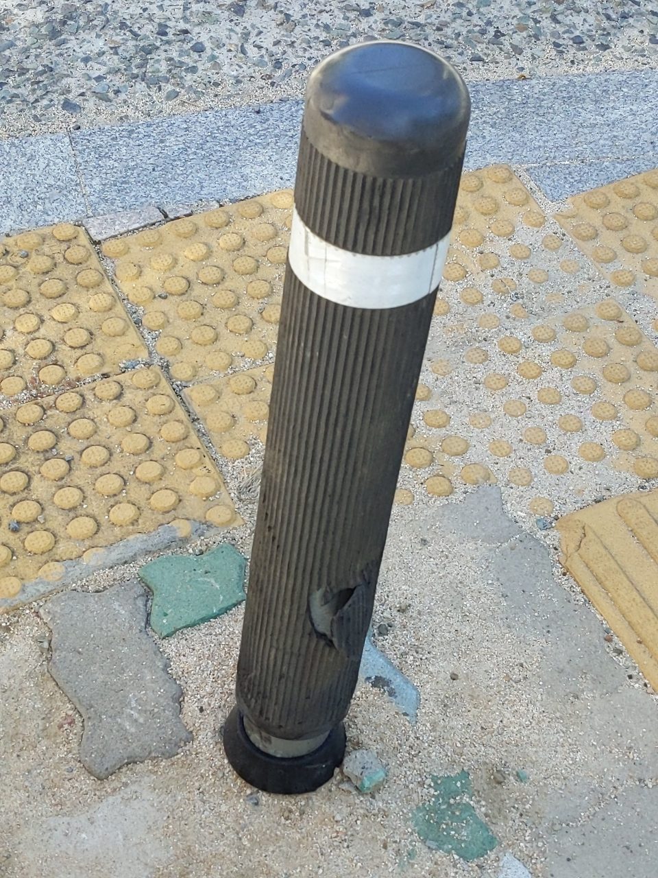 볼라드 구조물 파손