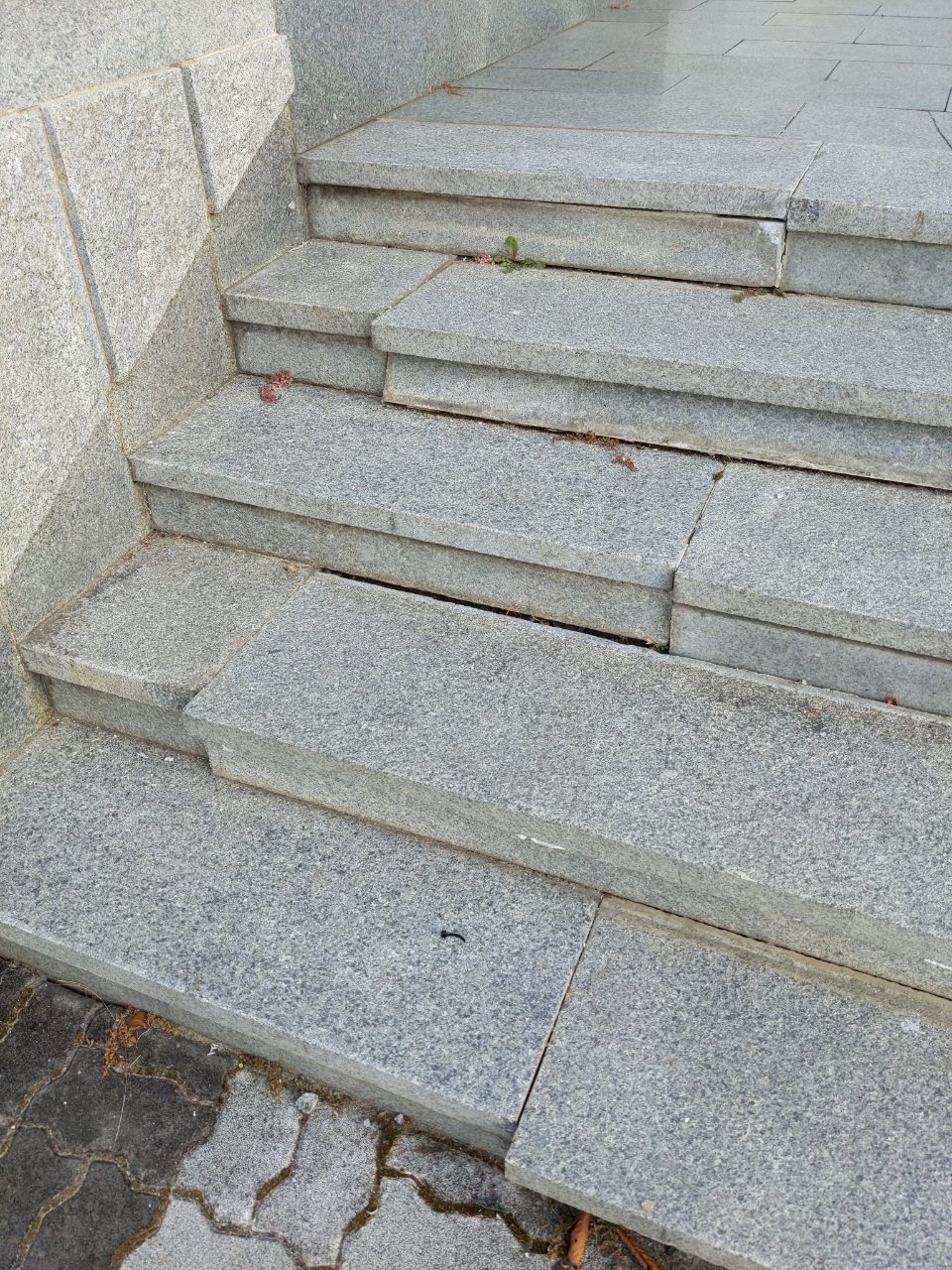 계단 구조물 파손
