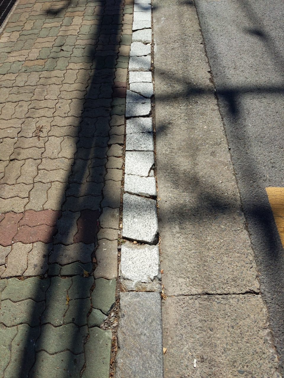 도로 구조물 파손