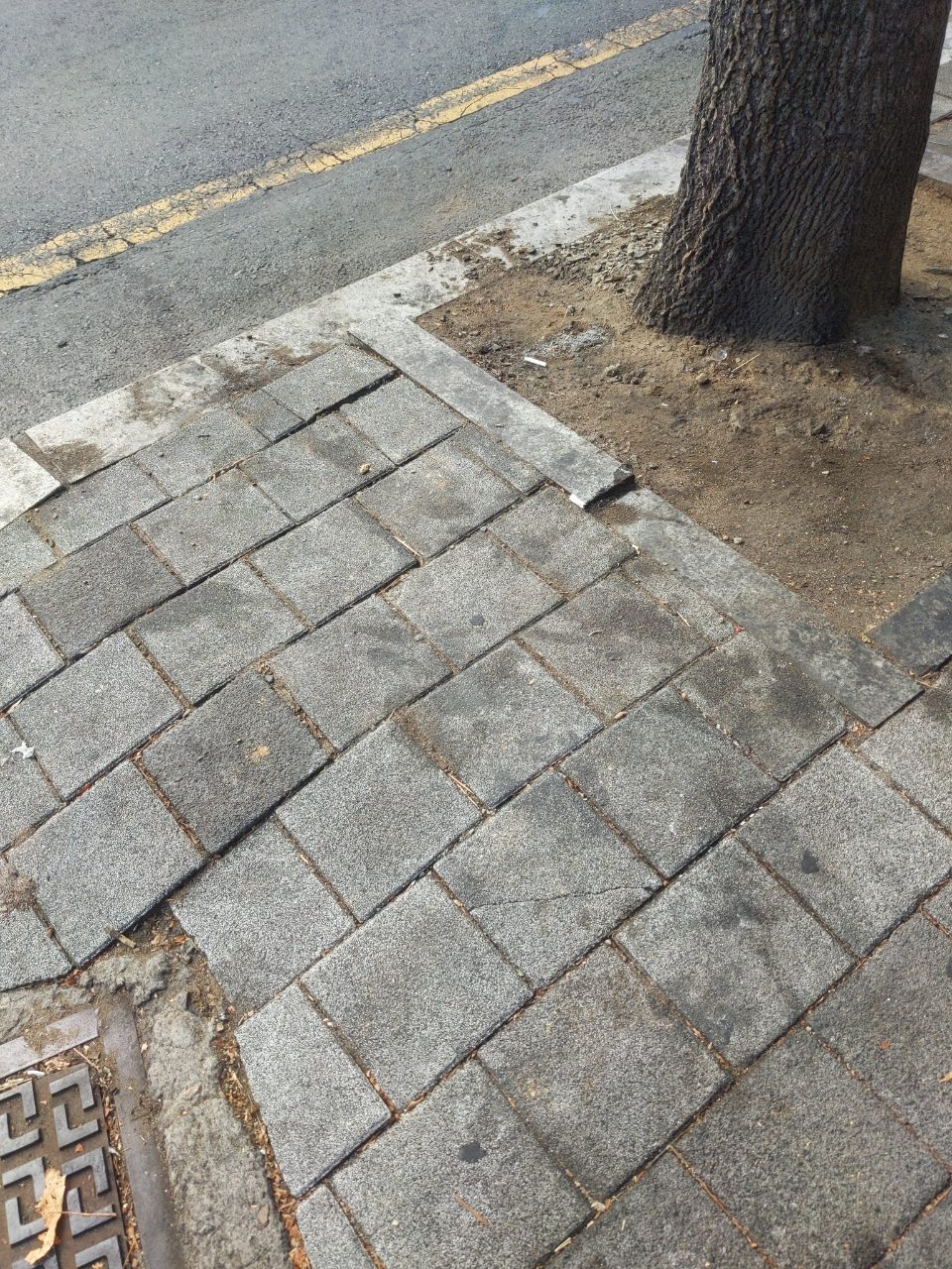보도블록 구조물 파손