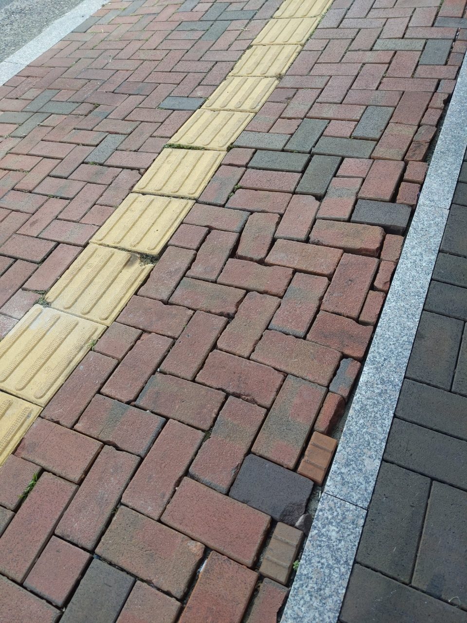 보도블록 구조물 파손