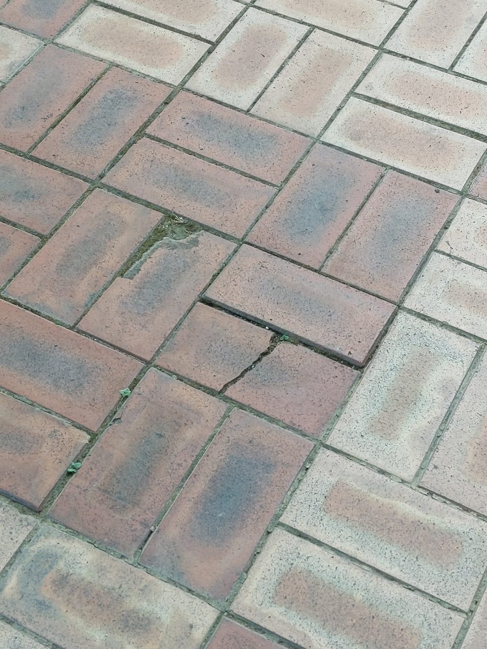 보도블록 균열