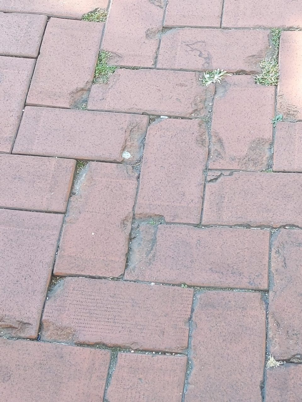 보도블록 구조물 파손