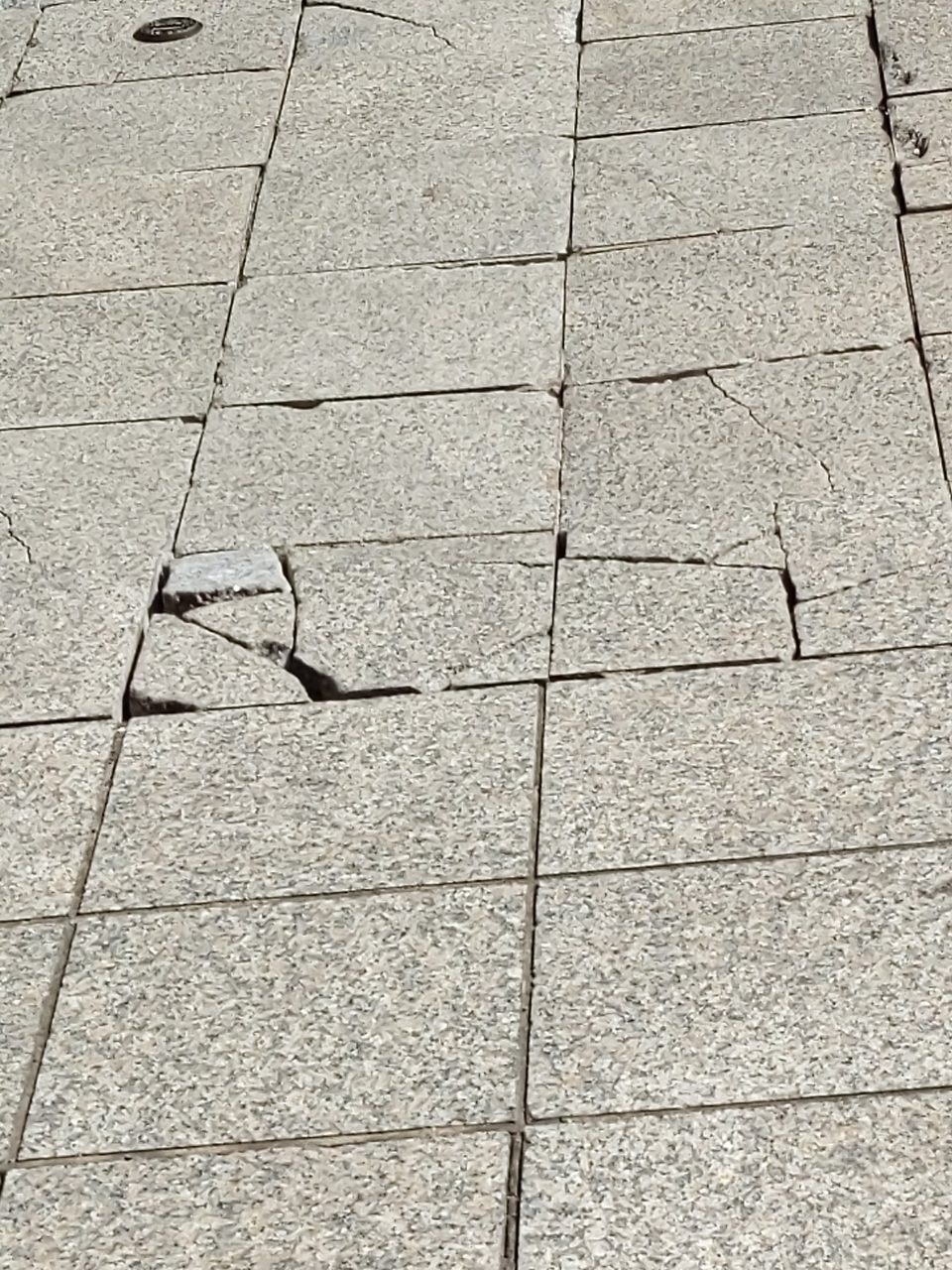 보도블록 구조물 파손