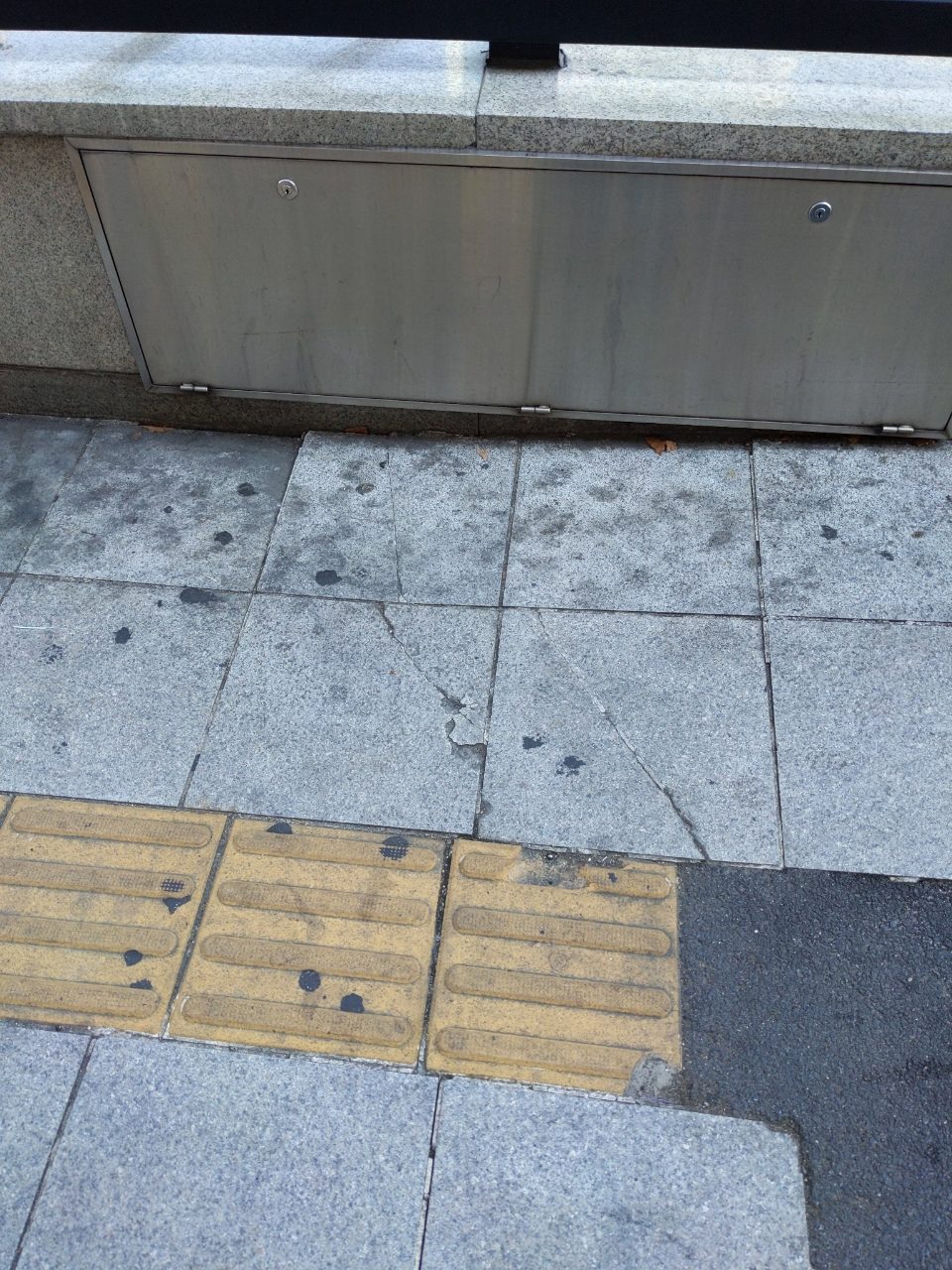 보도블록 균열