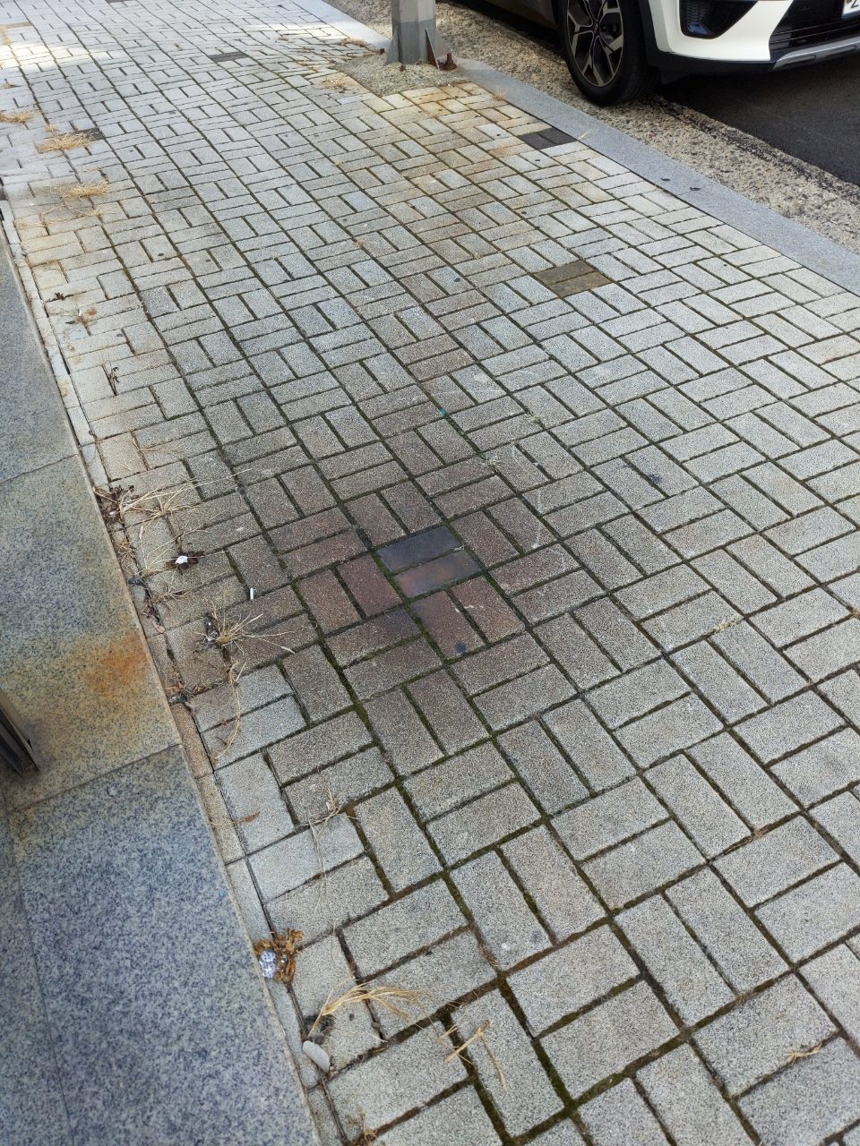 보도블록 구조물 파손