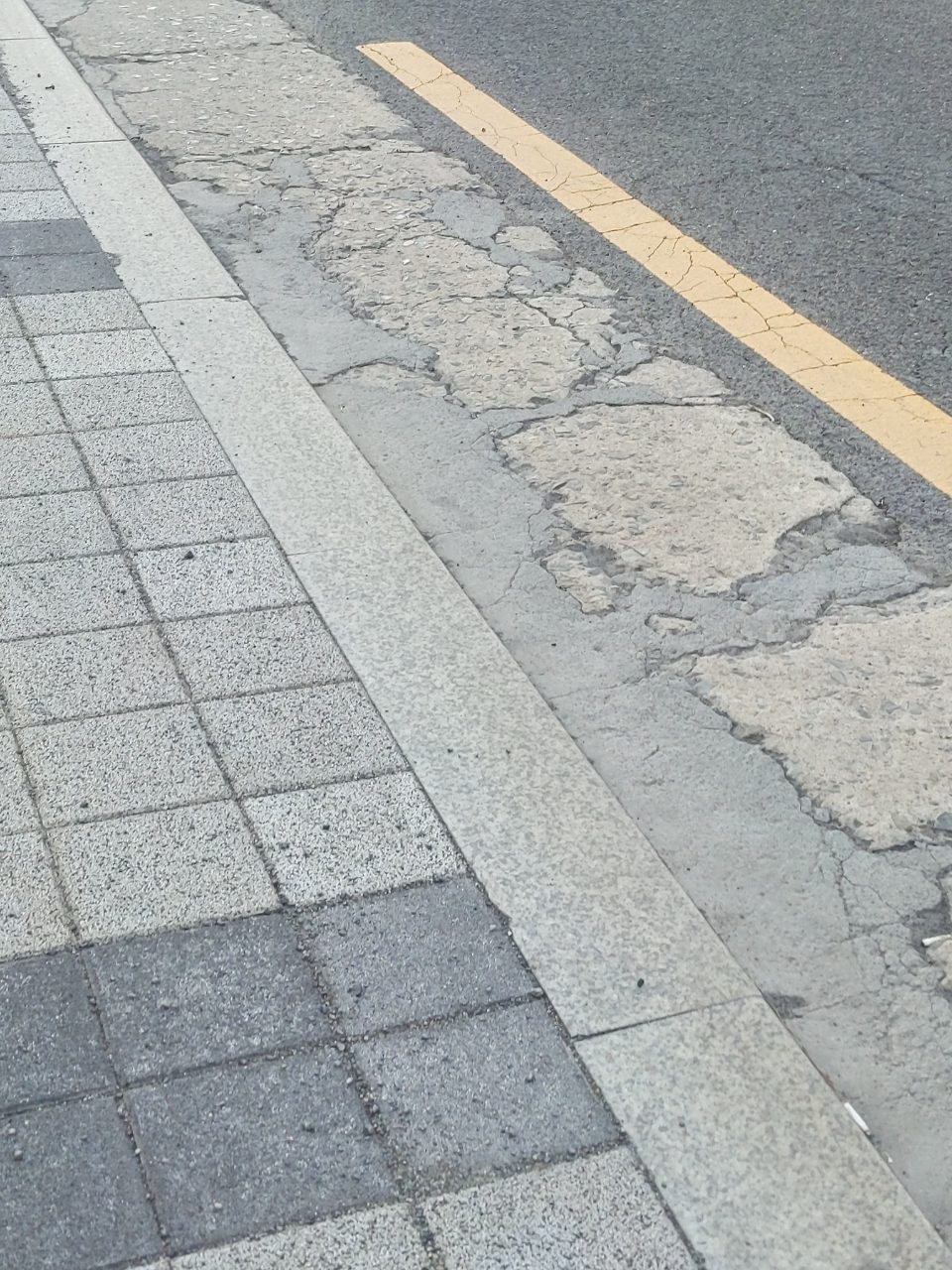도로 구조물 파손