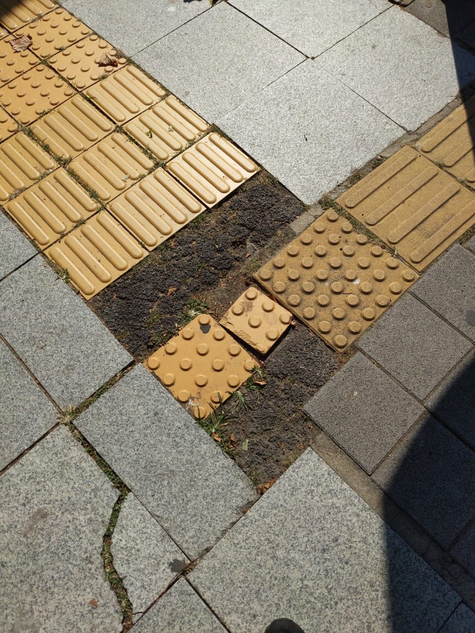 보도블록 균열