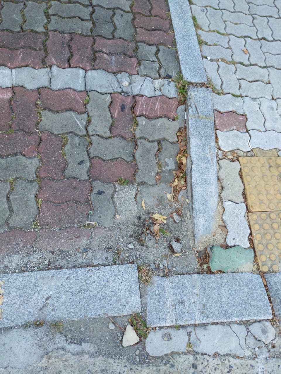 보도블록 구조물 파손