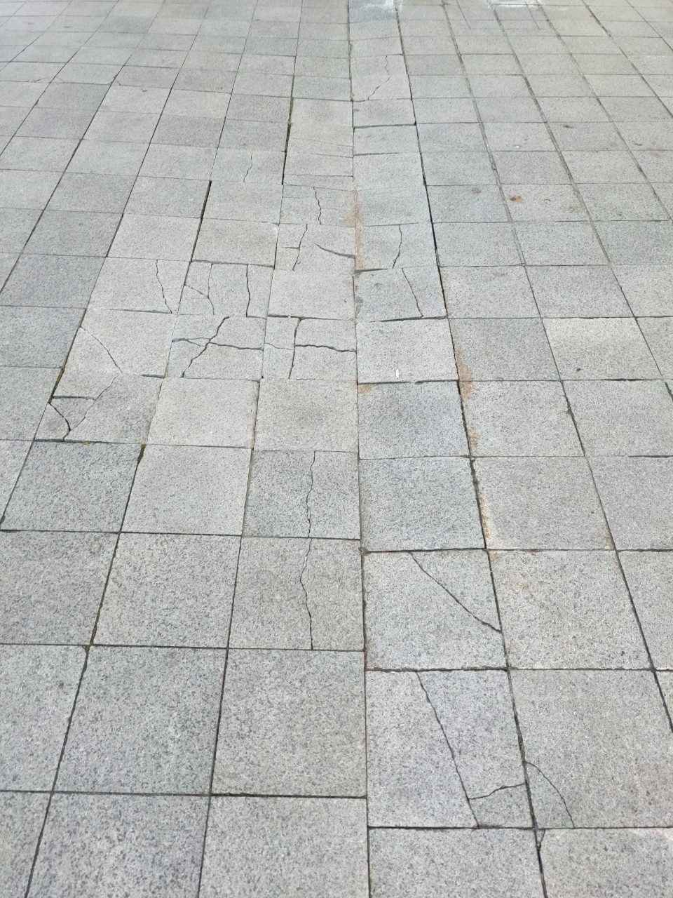 보도블록 균열