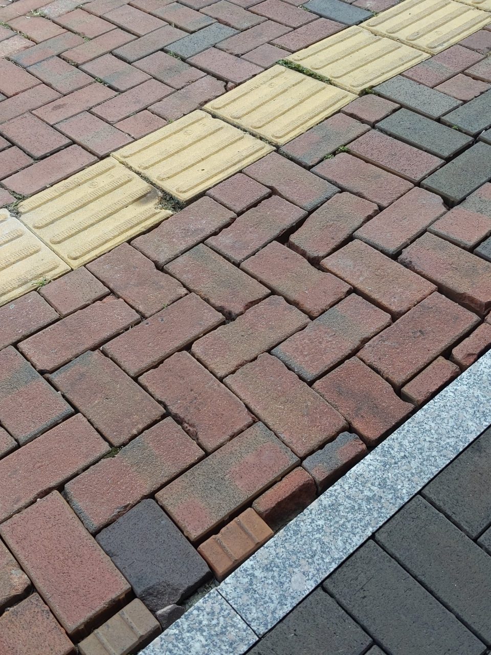 보도블록 구조물 파손