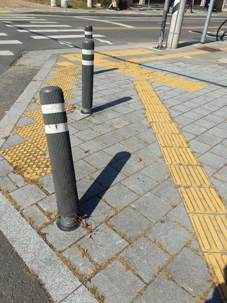 볼라드 기울어짐