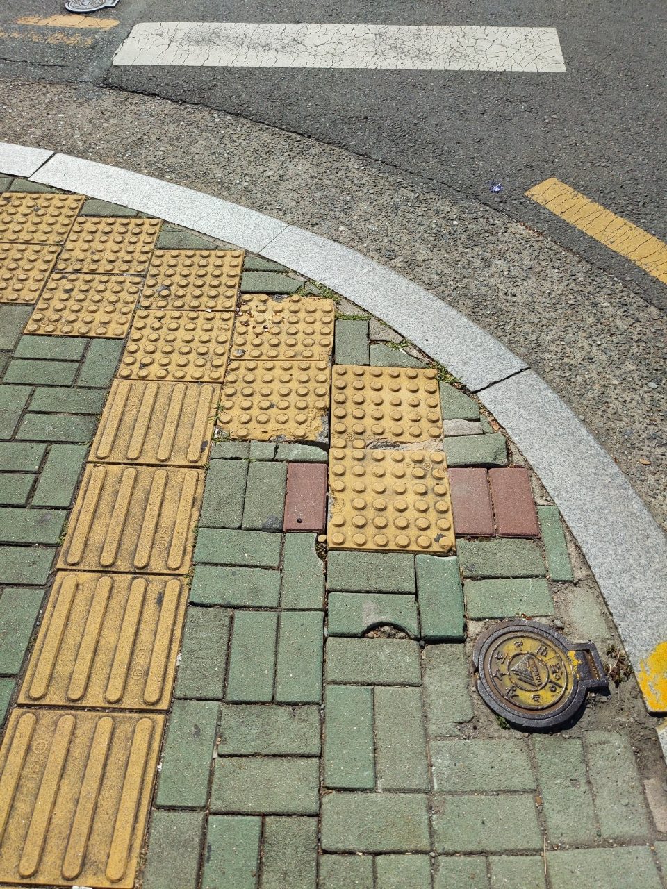 보도블록 구조물 파손