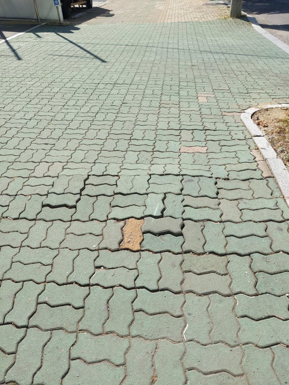 보도블록 구조물 파손