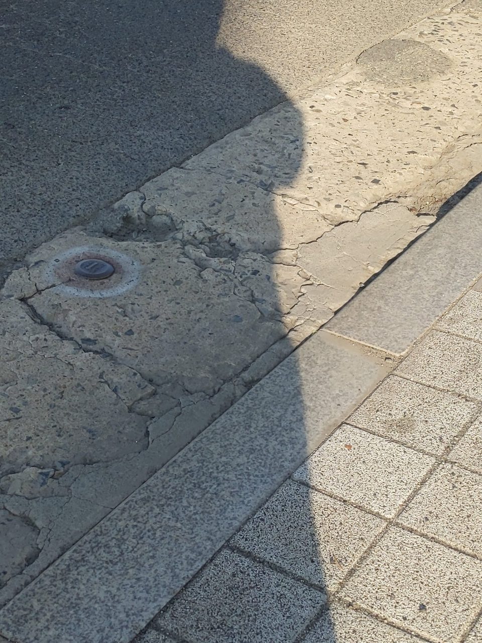 도로 구조물 파손