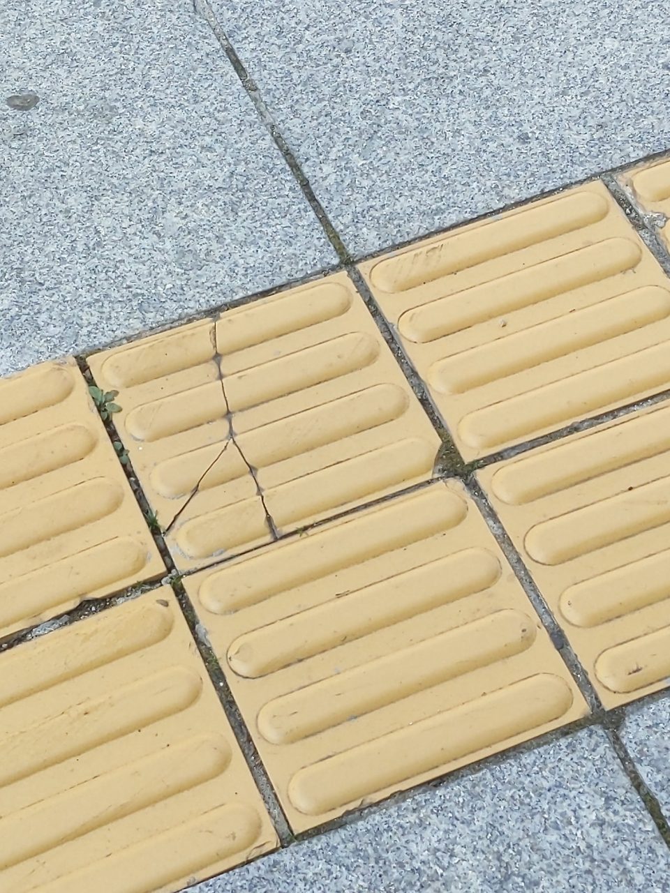 보도블록 균열