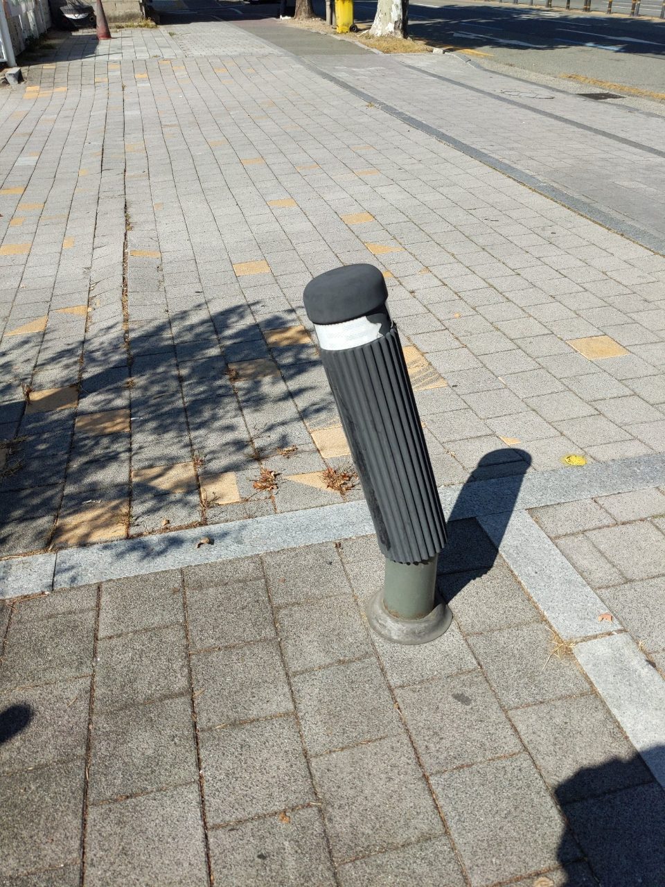 볼라드 기울어짐