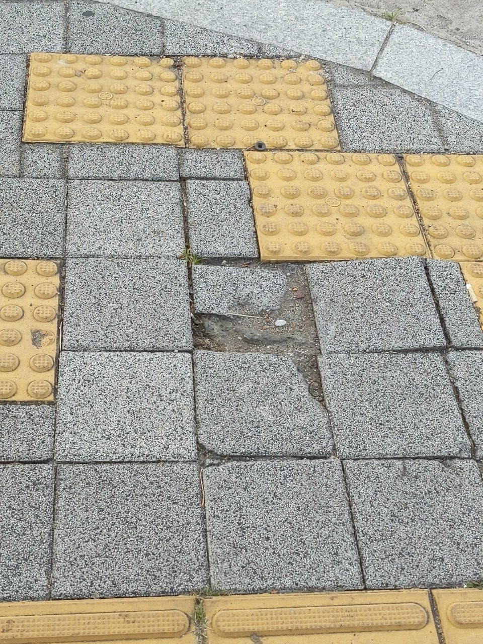 보도블록 구조물 파손