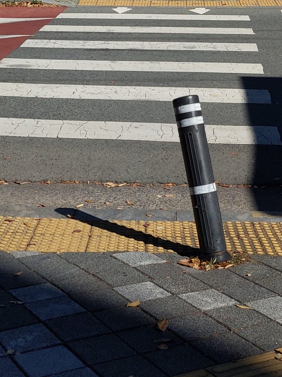 볼라드 기울어짐