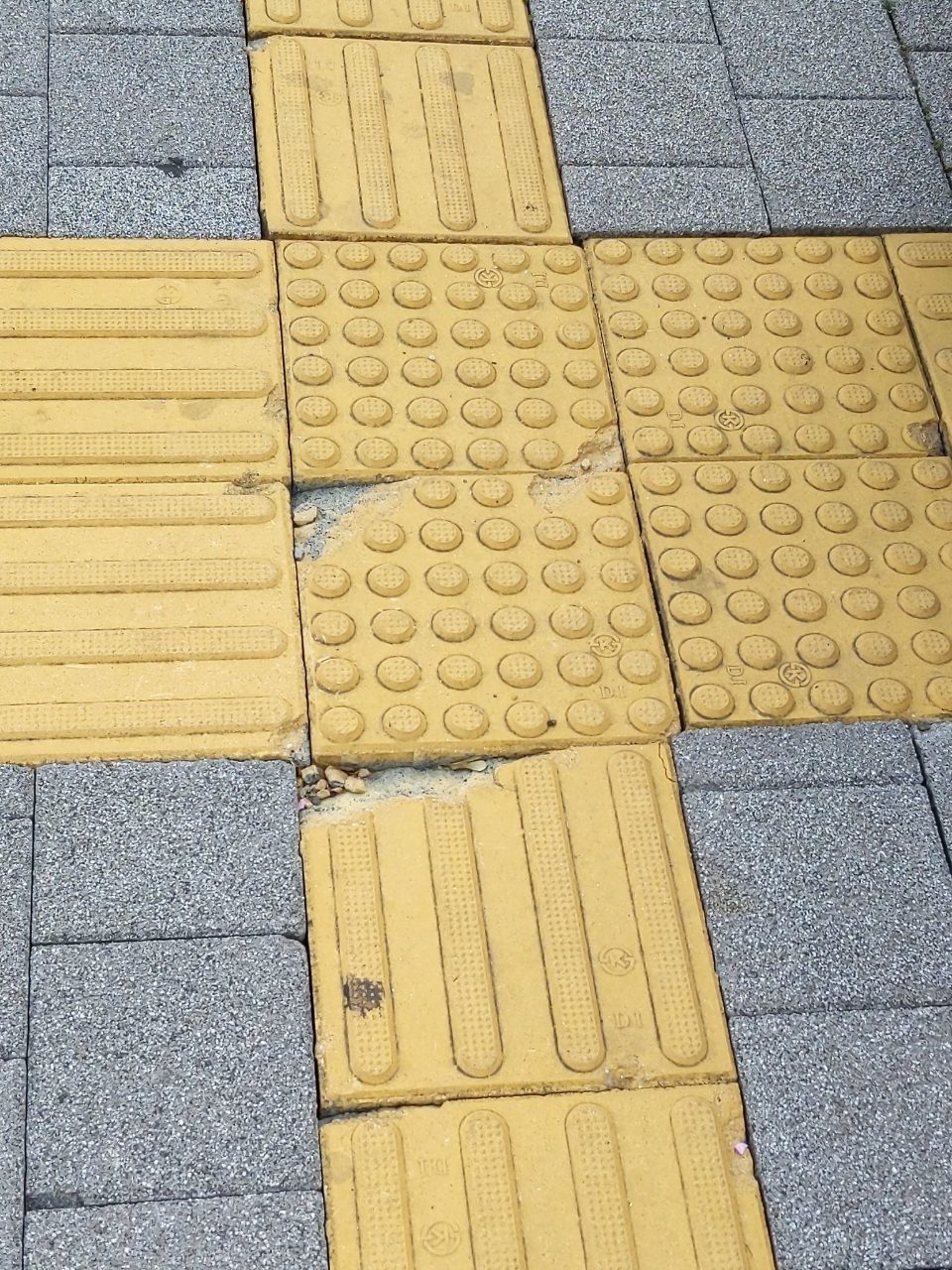 보도블록 구조물 파손