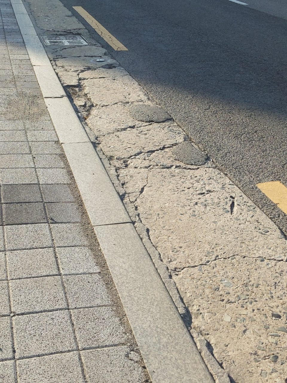 도로 구조물 파손