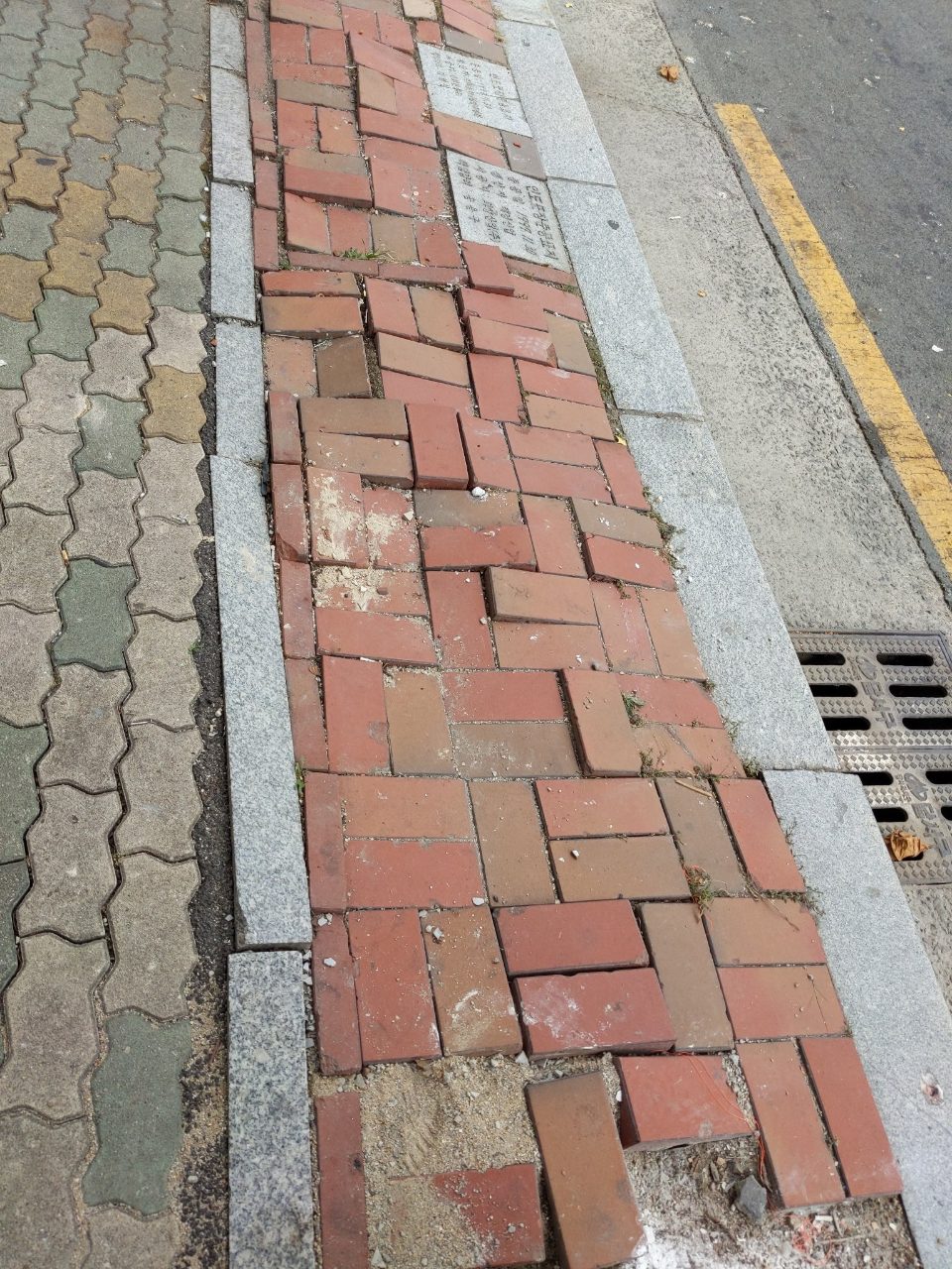 보도블록 구조물 파손