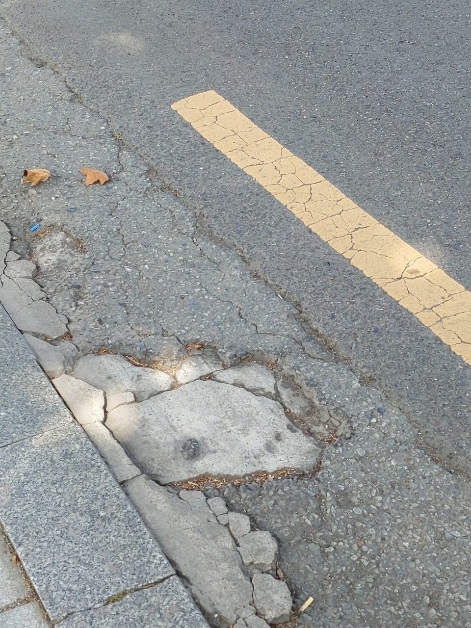 도로 구조물 파손