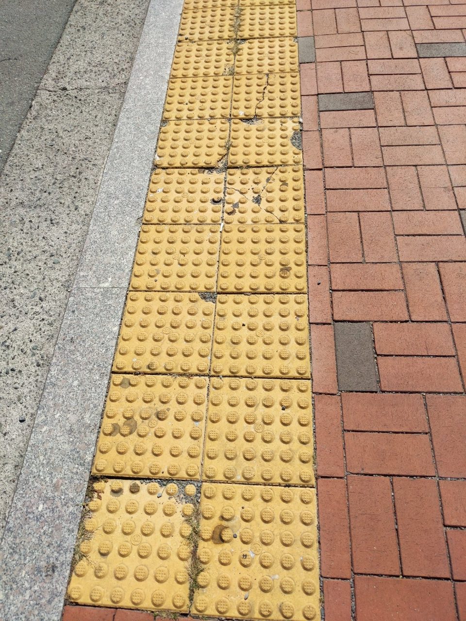 보도블록 균열