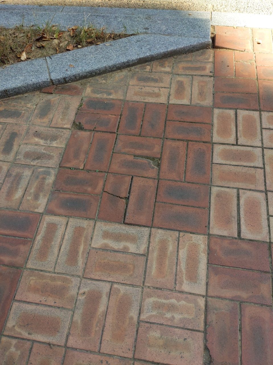보도블록 균열