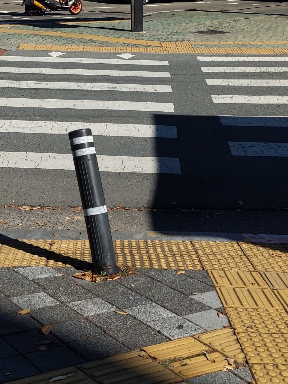 볼라드 기울어짐