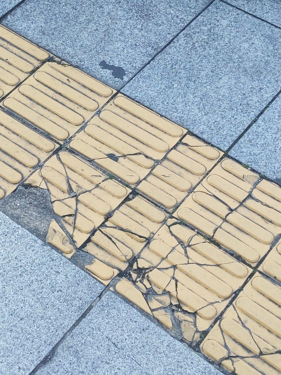 보도블록 구조물 파손