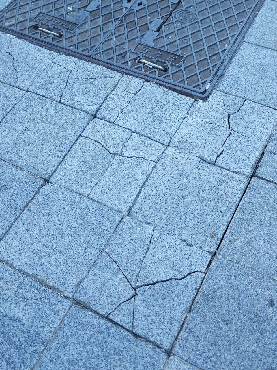 보도블록 균열