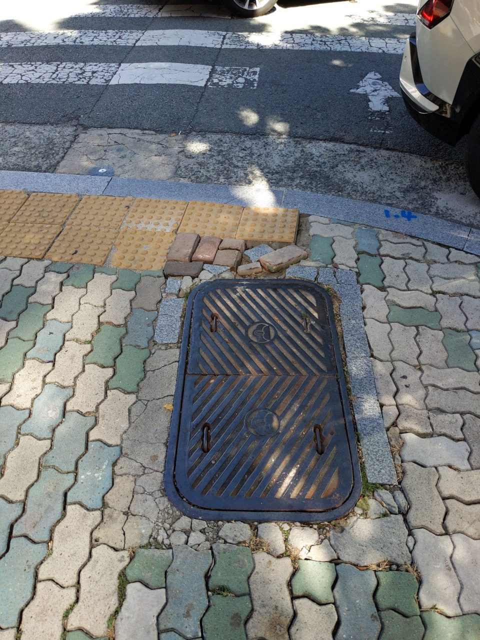 맨홀 구조물 파손