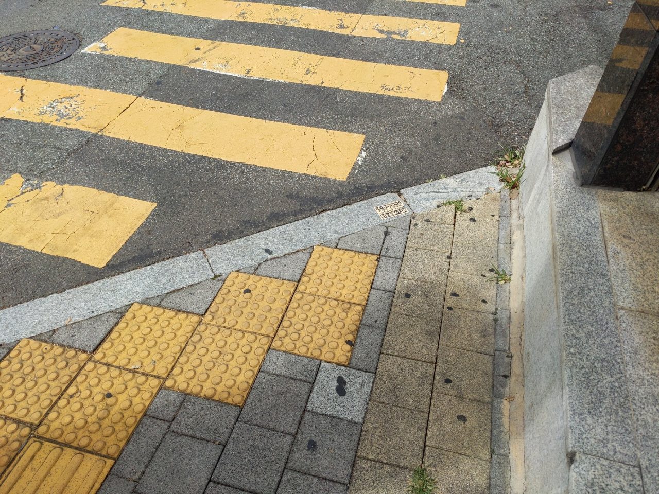 보도블록 구조물 파손