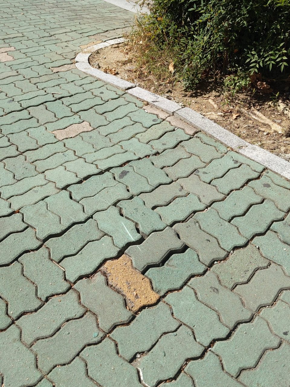 보도블록 구조물 파손
