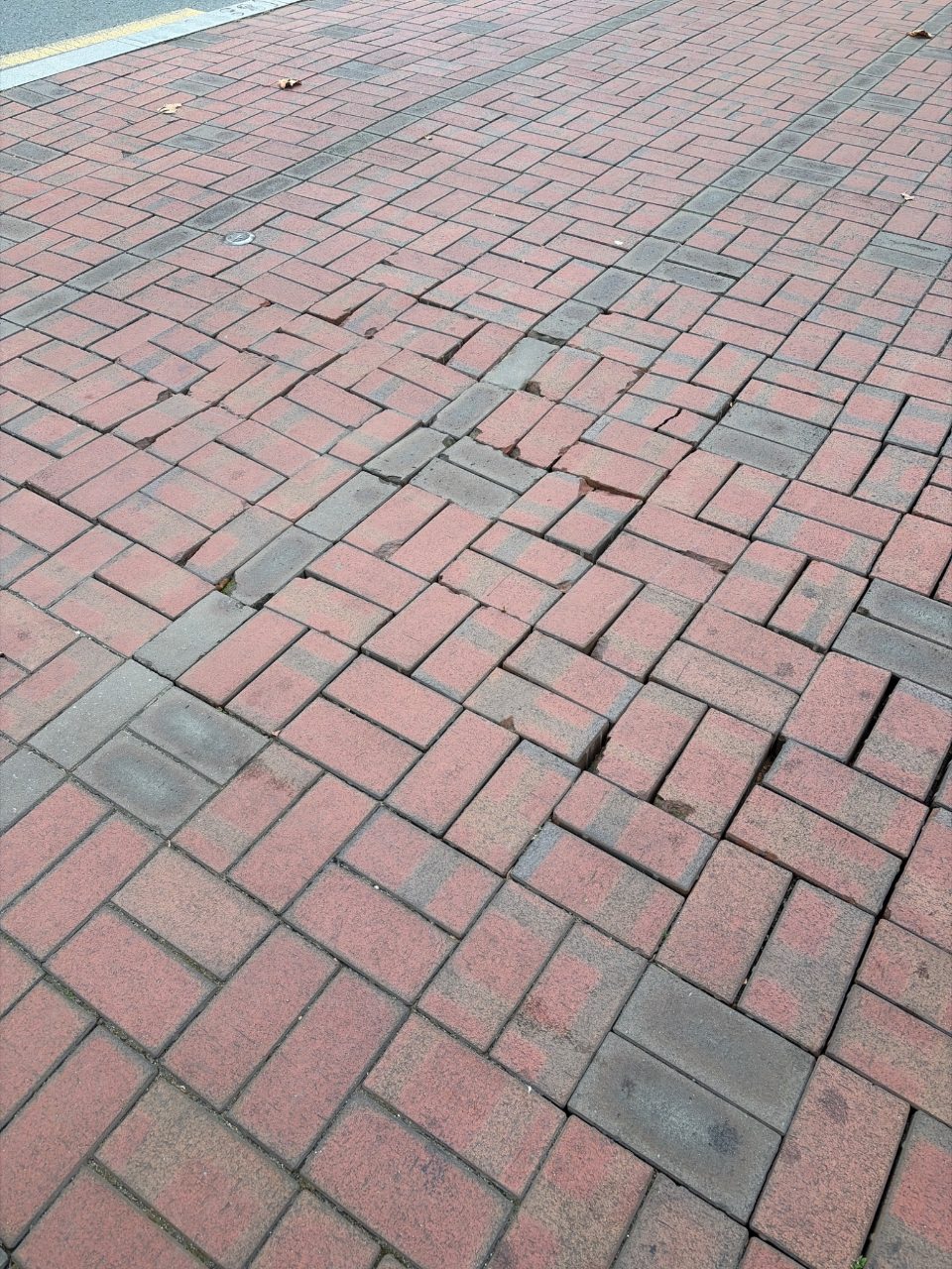 보도블록 구조물 파손