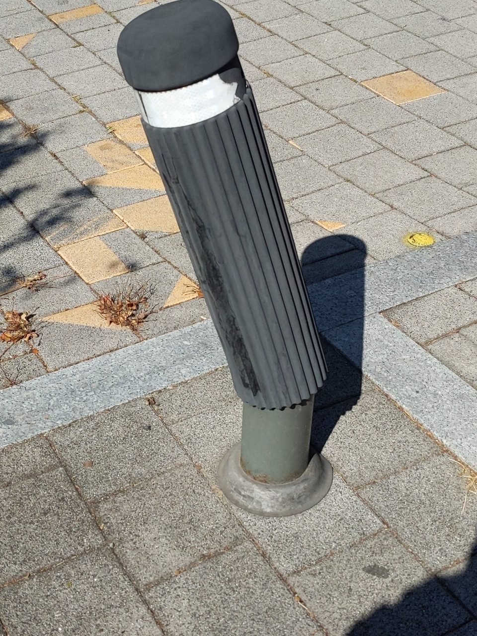 볼라드 기울어짐