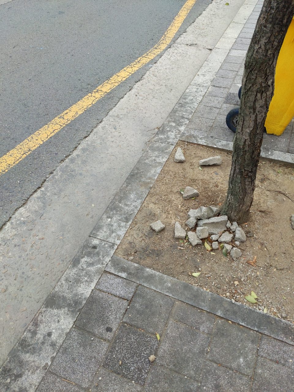 보도블록 구조물 파손