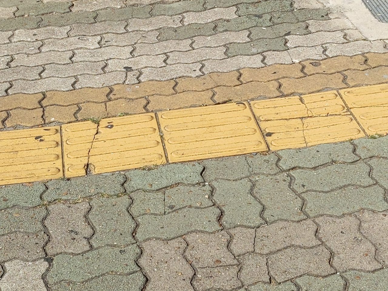 보도블록 균열