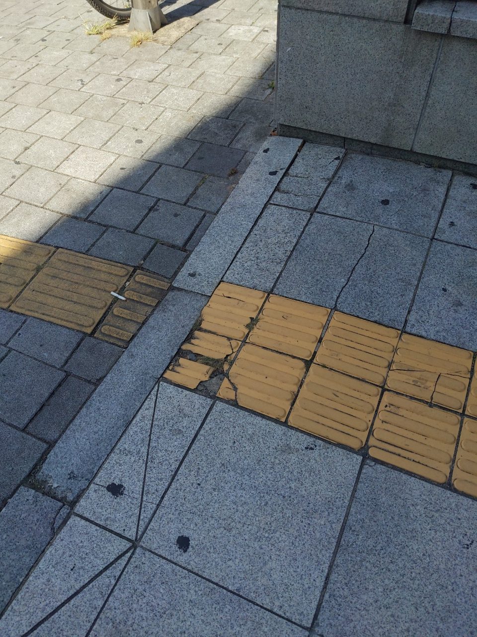 보도블록 구조물 파손