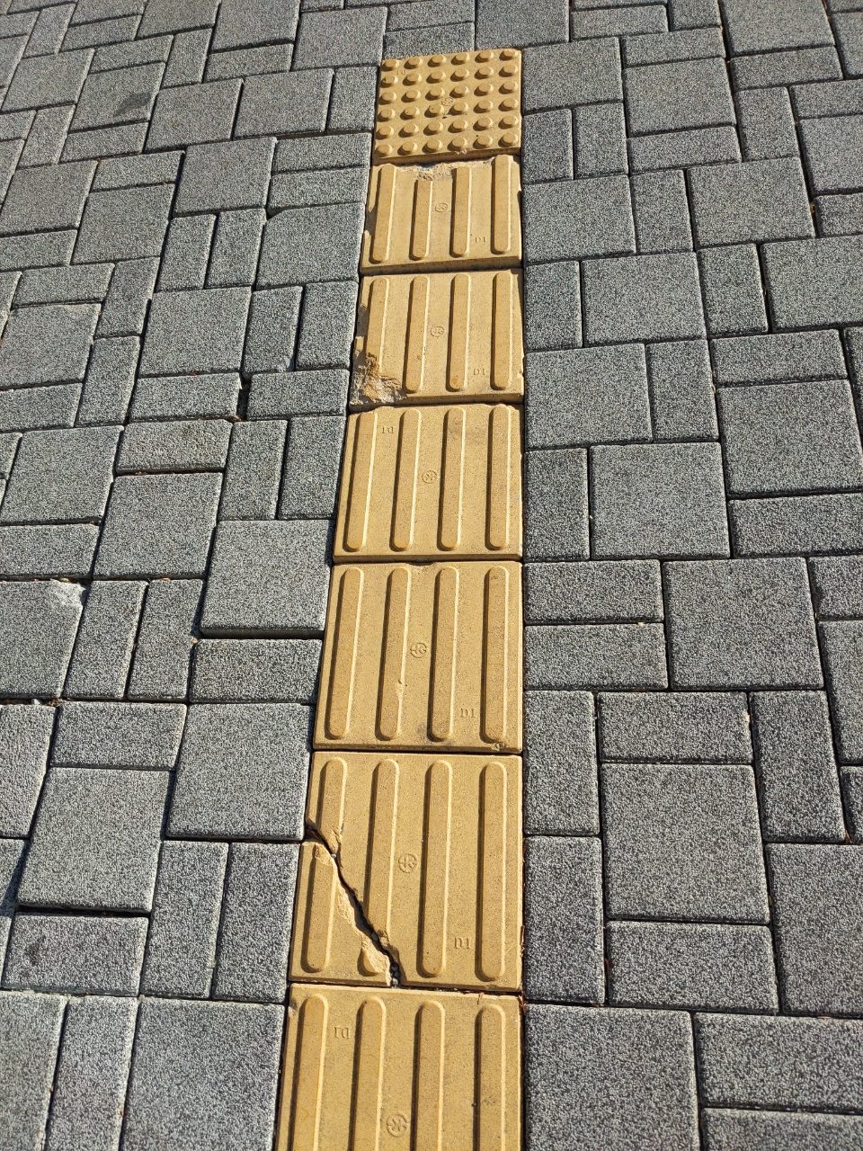 보도블록 균열