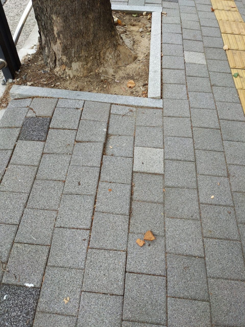 보도블록 구조물 파손