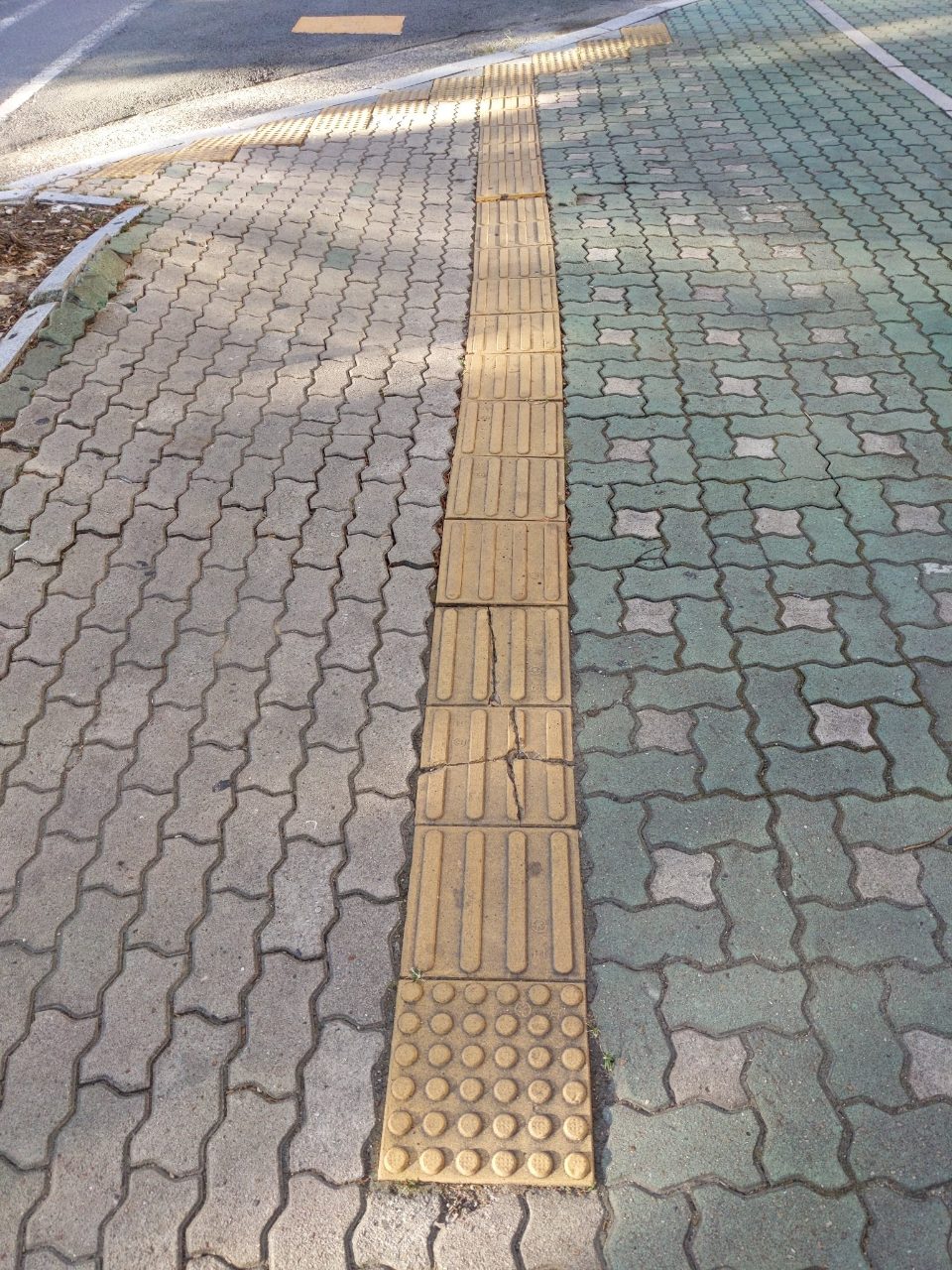 보도블록 균열