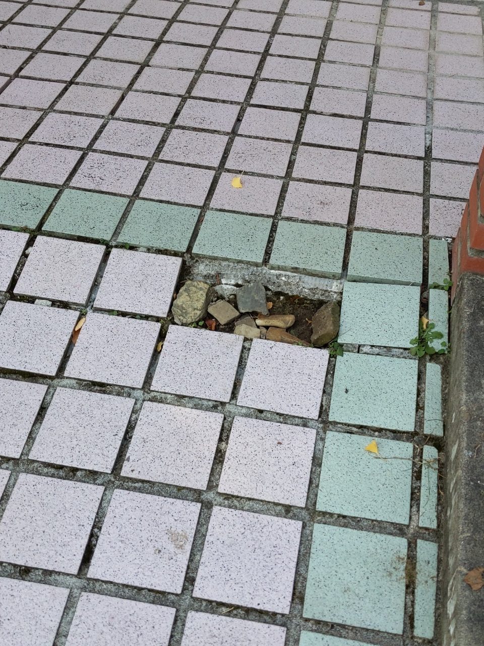 보도블록 구조물 파손