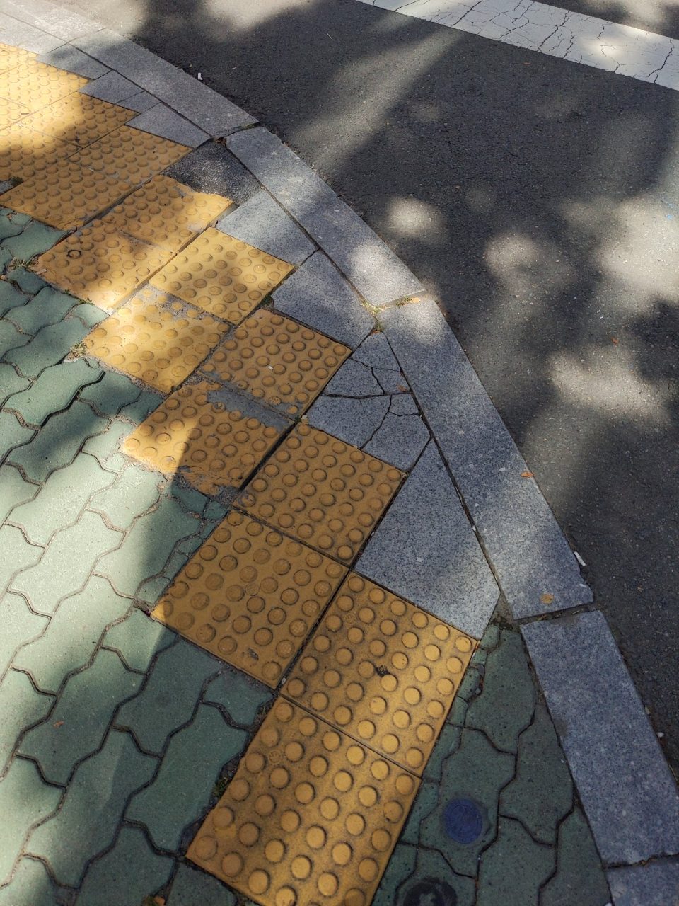 보도블록 균열
