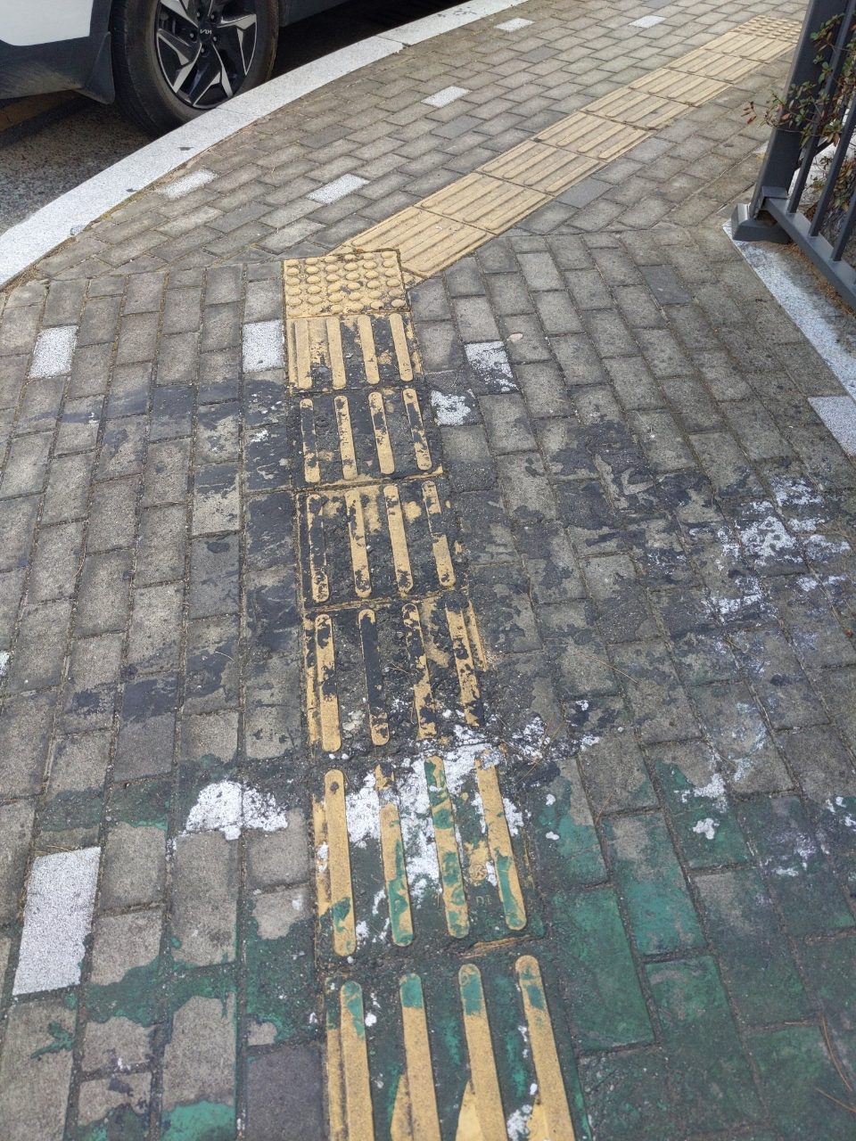보도블록 구조물 파손