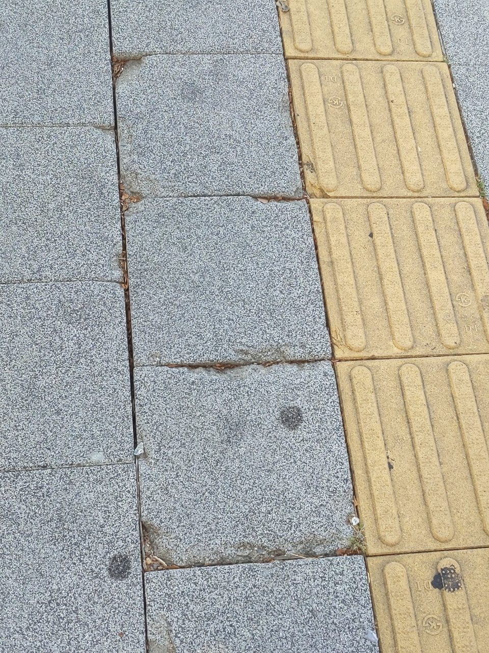 보도블록 구조물 파손